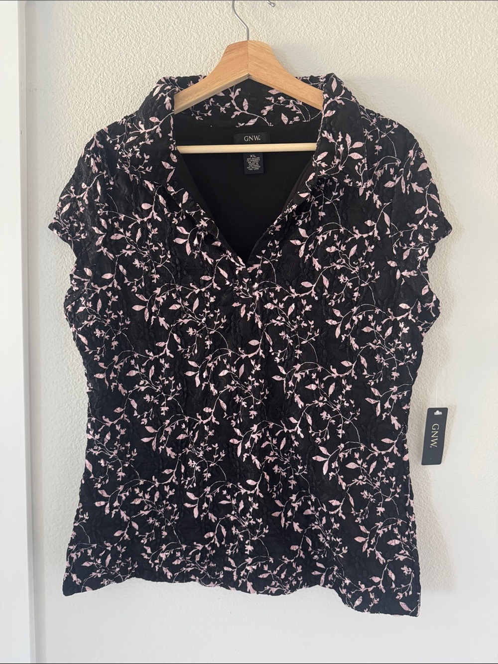 NWT GNW Black & Pink Floral and Vine Crinkle Knit Top